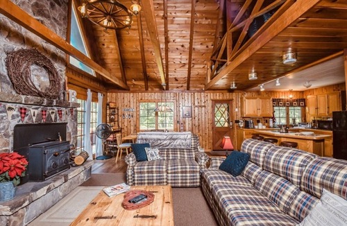 Sky Valley Cabin | Piney Bear Cabin in Deep Creek Lake, MD - DOG FRIENDLY
