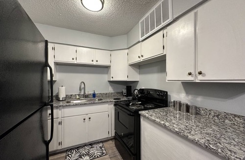 Texarkana Apartment | Piney Woods 6 - King Bed