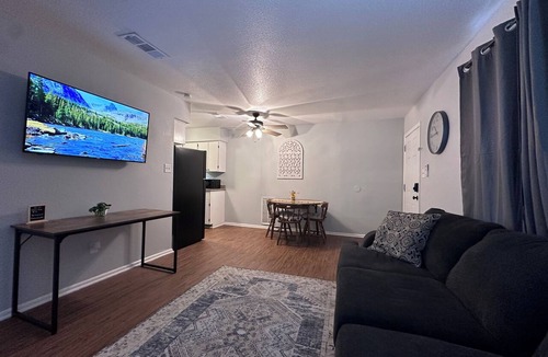 Texarkana Apartment | Piney Woods 7 - King Bed
