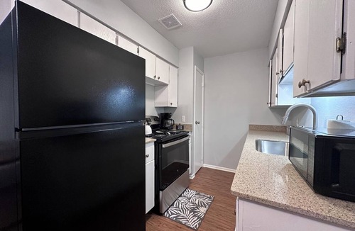 Texarkana Apartment | Piney Woods 7 - King Bed