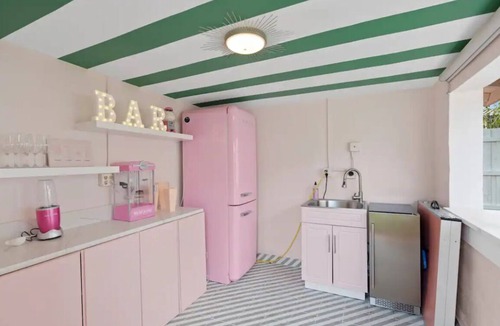 Coral Ridge House | Pink Palm Pool Paradise – Designer 4BR with Bar near Las Olas & Beach