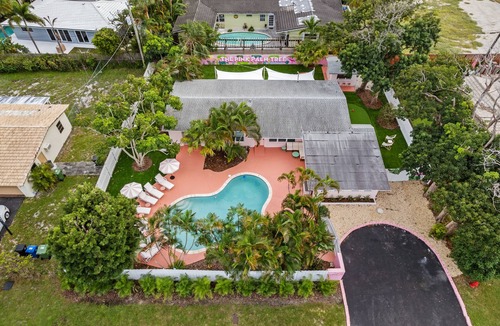 Coral Ridge House | Pink Palm Pool Paradise – Designer 4BR with Bar near Las Olas & Beach