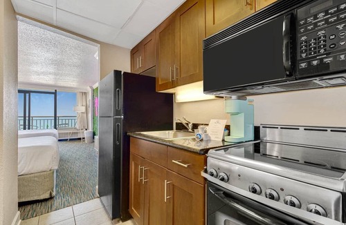 Downtown Myrtle Beach Condo | Pink Surf by StayMareni - Oceanfront 2 Queens Suite