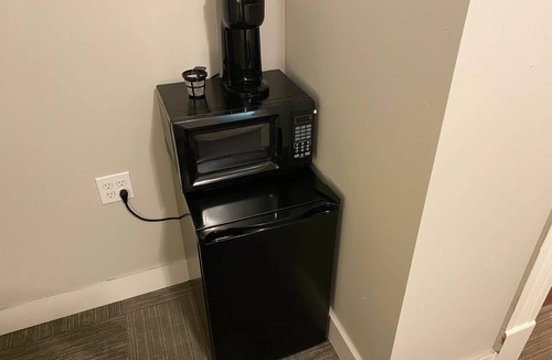 Leitchfield Apartment | Pistachio Mini Room 🚭 @ Twin Lakes Creamery