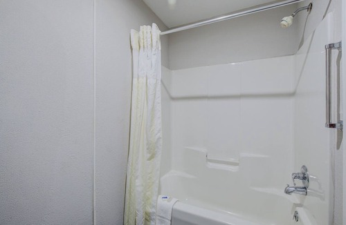 Jackson Hotel | Plantation Inn & Suites Near Locust Grove I 75