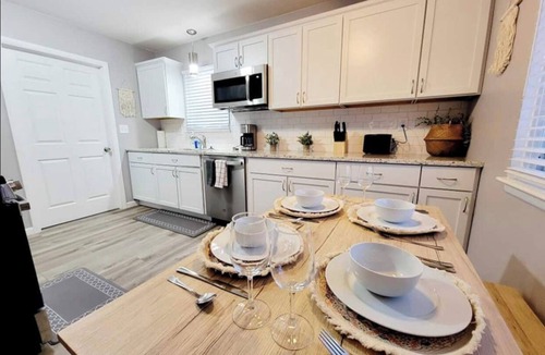 Taylor House | Pleasant 3 BR Home Near ✈︎DTW airport ✈︎*Sleeps 6*