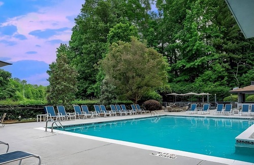 Executive Park Hotel | Pleasant Stay, Convenient Location! Parking, Pools! Near Mint Museum of Art