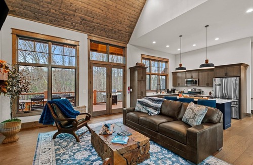 Butler Cabin | Point of View at Eagle Bay - Watauga Lake, hot tub, fireplaces