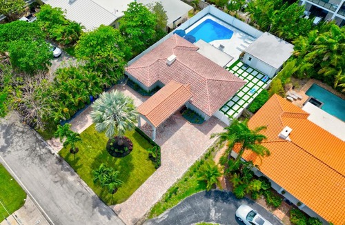 Lauderdale Beach House | Pool, game room, near beach