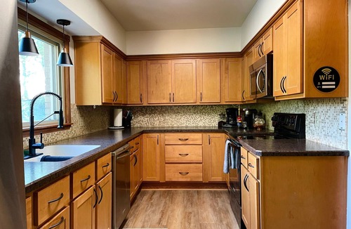Keller Park House | Pool Kayaks Hot Tub Game Rooms Sleeps 16