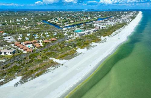 Sanibel House | Poolside Paradise - Pet Friendly Villa on Sanibel Island - Private Beach - Signal Inn 03