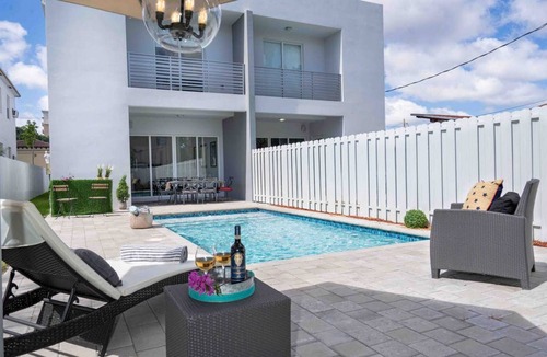 Coral Way House | Poolside Sanctuary 4B 4B heated pool ,Jacuzzi 1Gb internet.