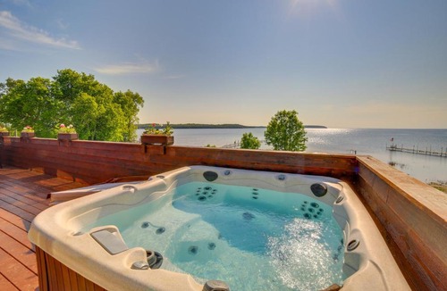 Garden House | Prairie-Style Home on Garden Bay w/Deck + Hot Tub