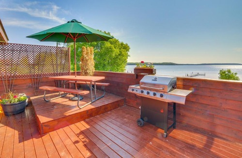 Garden House | Prairie-Style Home on Garden Bay w/Deck + Hot Tub