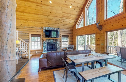 Oakland Ski Chalet | Premier chalet with private hot tub, pool table, firepit & tranquil wooded views