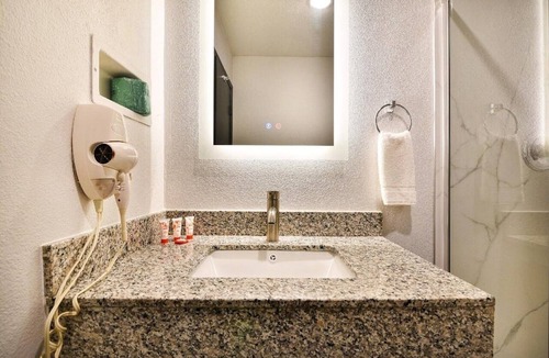 Shreveport Apartment | Premium Queen Bed|Shreveport LA