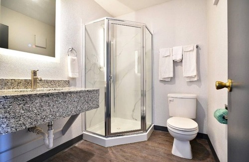 Shreveport Apartment | Premium Queen Bed|Shreveport LA