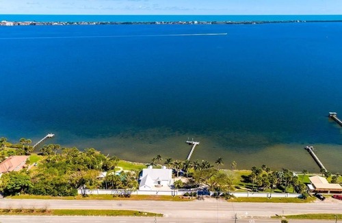 Interchange Square Villa | Prestigious waterfront Villa