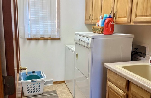 Shawano Cottage | Price Reduced & Licensed! Spacious Lake House for Rent 2025 NFL Draft