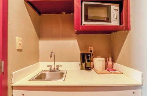 Jonesboro Hotel | Prime Jonesboro Location: Near The Mall at Turtle Creek & ASU Stadium | 2 Units