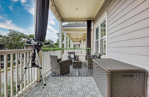 Metropolitan Apartment | Prime Location - Stylish 2BR Minutes to Downtown