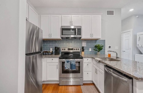 Over-the-Rhine Apartment | Prime OTR off Vine+Lux Queen Bed+Fast WiFi+Smart TV+ Sleeps 3ppl+2nd Fl