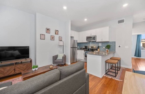 Over-the-Rhine Apartment | Prime OTR off Vine+Lux Queen Bed+Fast WiFi+Smart TV+ Sleeps 3ppl+2nd Fl