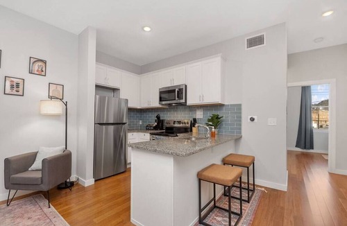 Over-the-Rhine Apartment | Prime OTR off Vine+Lux Queen Bed+Fast WiFi+Smart TV+ Sleeps 3ppl+2nd Fl
