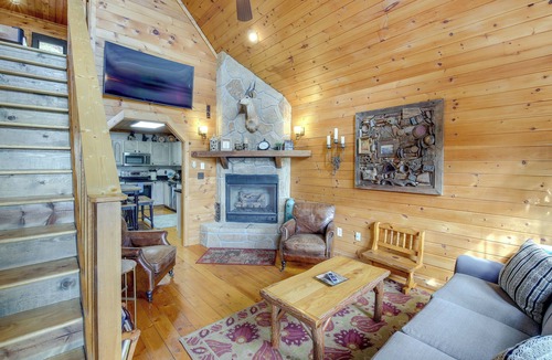 Gatlinburg - Pigeon Forge Cottage | Prime Views! Above & Beyond Pigeon Forge Cabin