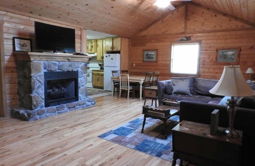 Mt Lookout Cabin | Privacy & nature with Hot Tub, Fireplace, fire pit, & local outdoor activities,