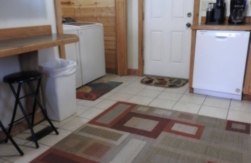 Mt Lookout Cabin | Privacy & nature with Hot Tub, Fireplace, fire pit, & local outdoor activities,