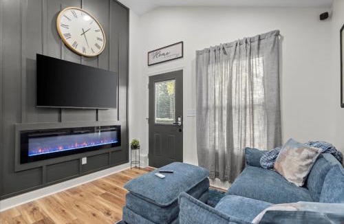 Belvedere Park House | Private 2BR 2BA Cottage Full Modern Amenities