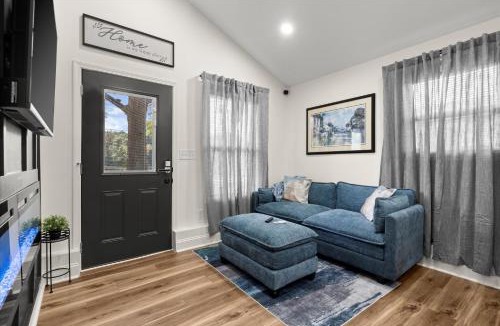 Belvedere Park House | Private 2BR 2BA Cottage Full Modern Amenities