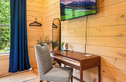 Sevierville Cabin | Private 30 Peak Views No Neighbor Golf Indoor pool 6King Bed Sleeps 16