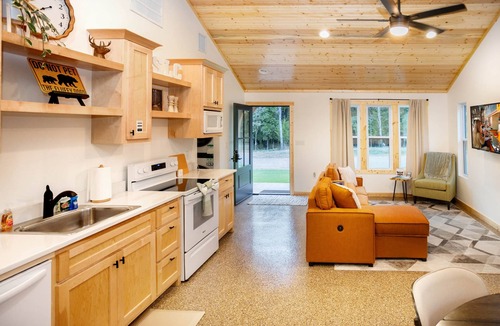 Hulbert Cabin | Private Cabin Villege with Hot Tubs & Firepit for 16 people