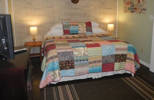 Gerton Cottage | Private Cottage at 3B's Inn Bed Breakfast & Biscuits Asheville, NC