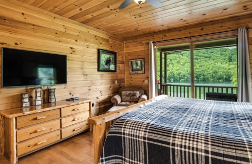 Topton Cabin | PRIVATE COVE FOR SWIMMING! LAKEFRONT WITH DOCK, MOUNTAIN/LAKE VIEWS, FIRE PIT.