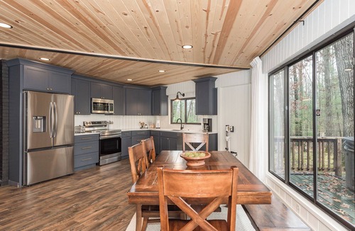 Baldwin Cabin | Private Cozy Cabin in the woods minutes from Baldwin with WiFi, AC and Hot Tub