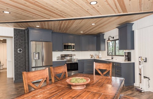 Baldwin Cabin | Private Cozy Cabin in the woods minutes from Baldwin with WiFi, AC and Hot Tub