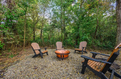 Sevierville Cabin | Private Creekside Cabin ~SEASONAL POOL, GAMES, FIRE PIT on 1.4 acres🕹️🔥