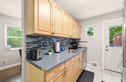 Seminary Hill House | Private Deck & Backyard - Sleeps 6 - 20min to DC