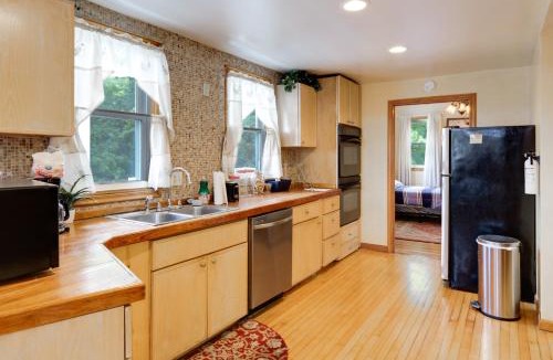 CUF Apartment | Private Deck & City Views! Spacious Cincinnati Apt