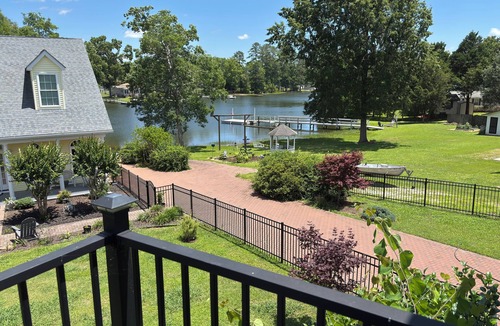 Prosperity House | Private dock, swim, fish, kayak, play games in the large, modern barn