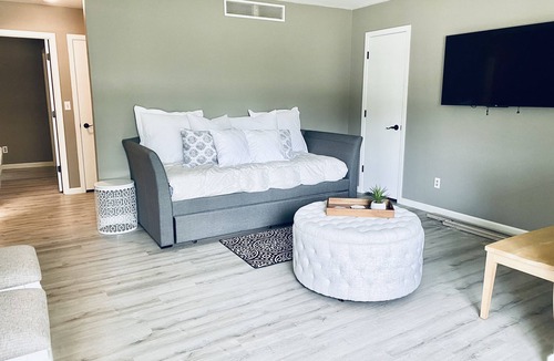 Omro House | Private EAA duplex for rent - 15 min from the Airventure site!