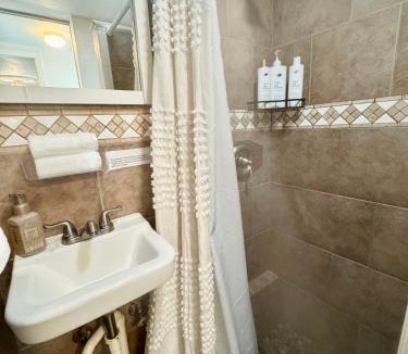 Hollywood House | Private Guest Suite Near Hard Rock, Airport & Cruise Port