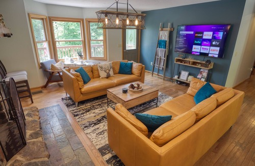 Carbon Hill House | Private home near Hocking Hills! King bed, hot tub, game room, fire place!