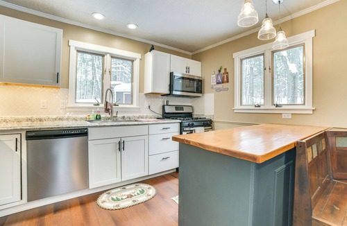 Michaywe House | Private Hot Tub & Deck: Gaylord Family Home!