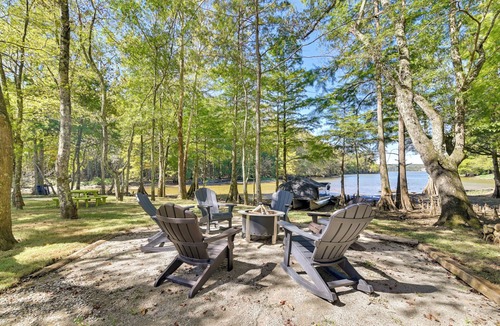 Cherokee Cabin | Private Hot Tub, Fire Pit! Pickwick Lake Escape