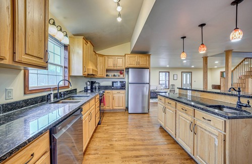 McArthur House | Private Hot Tub & Games Galore! Hamden Family Home