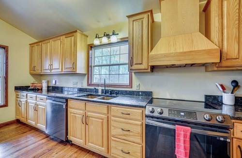 McArthur House | Private Hot Tub & Games Galore! Hamden Family Home